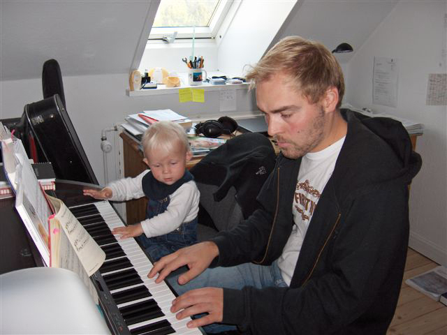 Aske og far spiller klaver